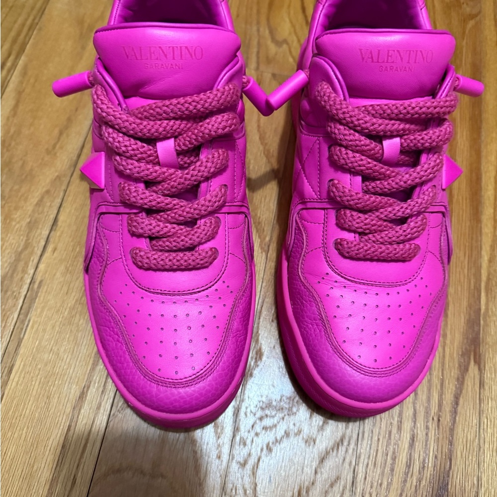 Valentino Pink Sneakers Vibrant Low-Top Lace-Up